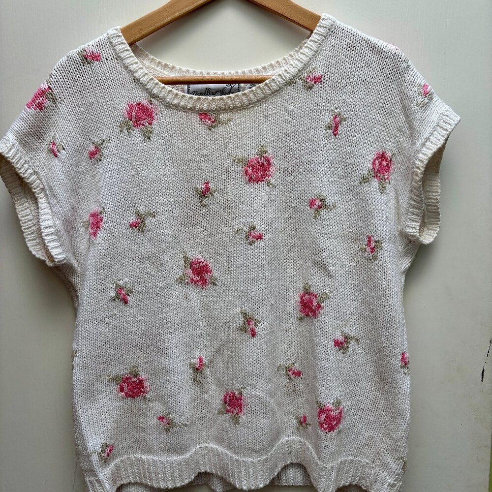 Sweet white knit top with cap sleeves and pink rose pattern